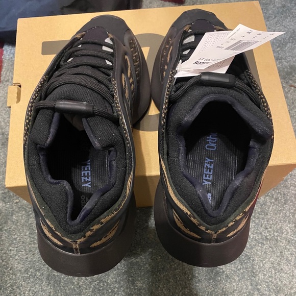 *SOLD*Yeezy 700 V3 - Picture 6 of 8